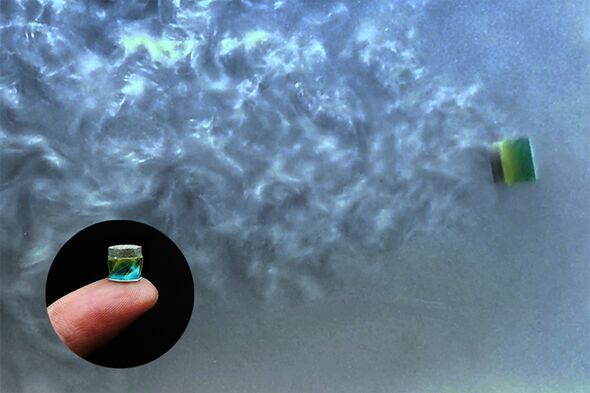 ساخت رباتی کوچک‌تر از دانه نمک توسط پژوهشگران دانشگاه پنسیلوانیا و میشیگان  ، که می‌تواند فکر، حس و عمل کند