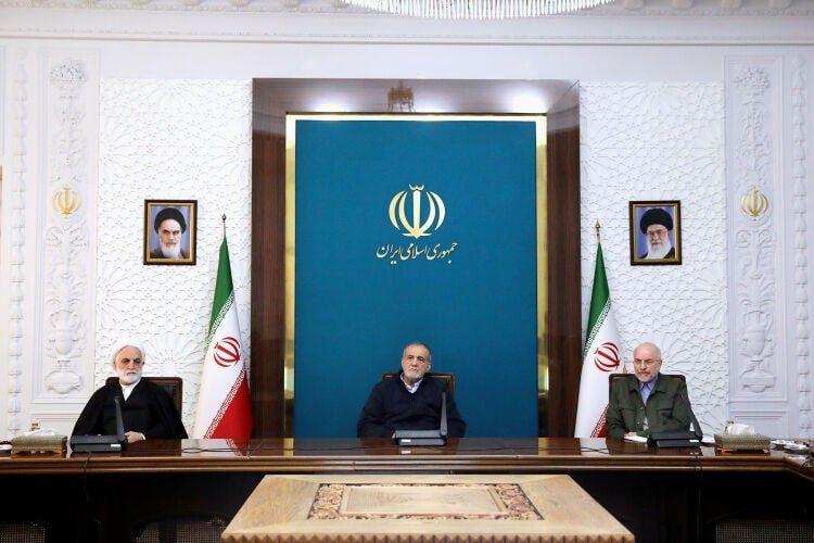 ارائه گزارش از اقدامات معیشتی و تحولات بازار ارز در جلسه سران قوا