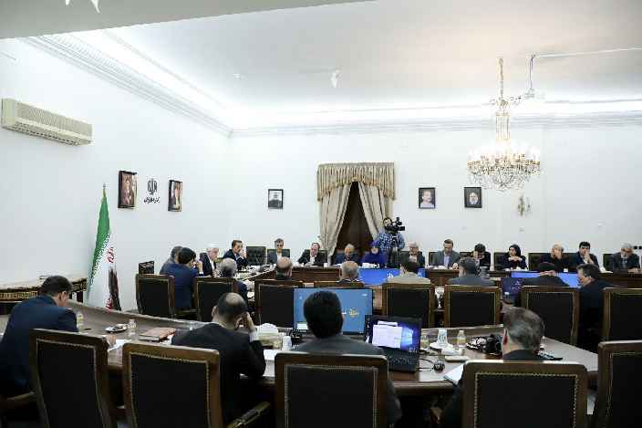وزارتخانه‌های صمت و جهاد کشاورزی با متخلفان و گرانفروشانی که کالاهای اساسی را با قیمت بالاتر از نرخ کالای ارز ترجیحی مصوب دولت به فروش می‌رسانند، برخورد قاطع کنند