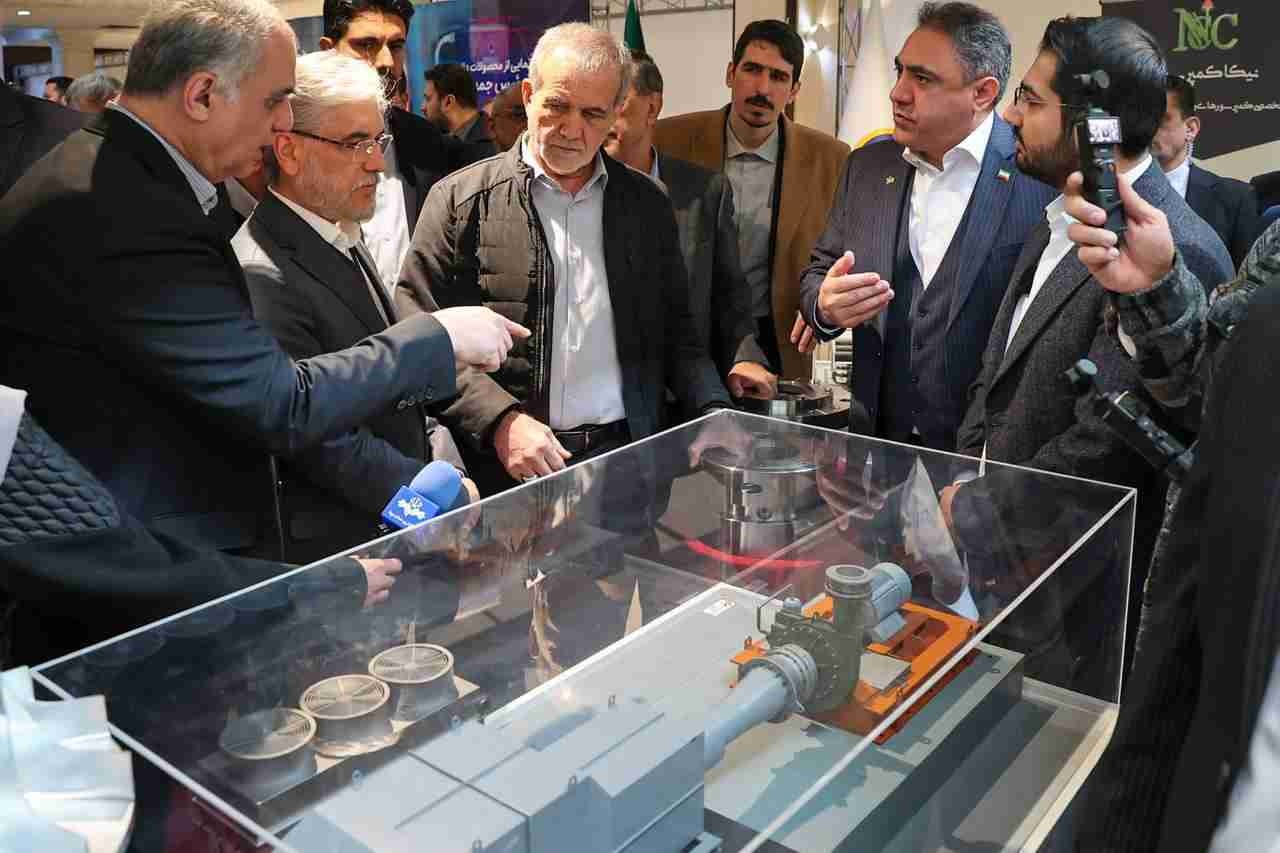 بازدید رئیس‌جمهور پزشکیان از نمایشگاه شرکت‌های دانش‌بنیان مستقر در پارک علم و فناوری