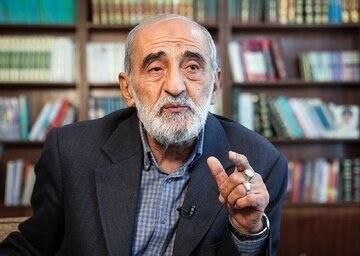 حسین شریعتمداری : میدان دشمن است، بازی نکنید !