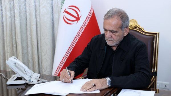 رئیس‌جمهور پزشکیان درگذشت مادر شهیدان پایدار فرد را تسلیت گفت